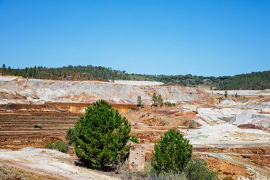 Bu maden Riotinto, Huelva, İspanya 'da bulunuyor. Endülüs 'ün Rio Tinto bölgesindeki bu bölgede bakır, gümüş, altın ve diğer mineraller çıkarıldı. Kırmızı suyla Rio Tinto