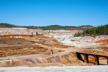 Bu maden Riotinto, Huelva, İspanya 'da bulunuyor. Endülüs 'ün Rio Tinto bölgesindeki bu bölgede bakır, gümüş, altın ve diğer mineraller çıkarıldı. Kırmızı suyla Rio Tinto