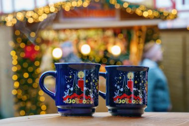 İki bardak sıcak şarap ya da Almanya 'da Noel Pazarı' nda punç. Alman xmas funfuarında geleneksel alkollü içecekler.