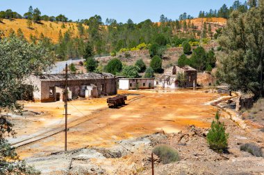 Bu maden Riotinto, Huelva, İspanya 'da bulunuyor. Endülüs 'ün Rio Tinto bölgesindeki bu bölgede bakır, gümüş, altın ve diğer mineraller çıkarıldı. Kırmızı suyla Rio Tinto