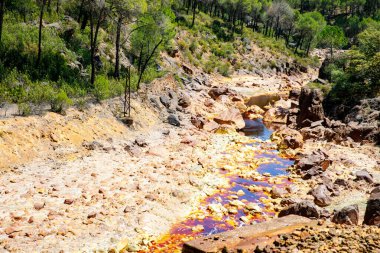 Rio Tinto nehri ve demir madenleri. Kırmızı renkli nehir bakır, yerde demir. Mars 'ta yaşam araştırmalarında kullanılan su..