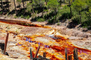 Rio Tinto nehri ve demir madenleri. Kırmızı renkli nehir bakır, yerde demir. Mars 'ta yaşam araştırmalarında kullanılan su..