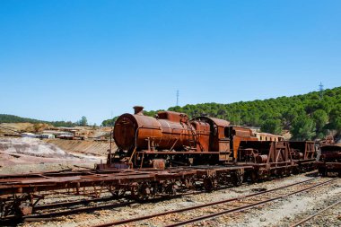Bu maden Riotinto, Huelva, İspanya 'da bulunuyor. Endülüs 'ün Rio Tinto bölgesindeki bu bölgede bakır, gümüş, altın ve diğer mineraller çıkarıldı. Kırmızı suyla Rio Tinto