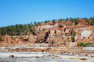 Bu maden Riotinto, Huelva, İspanya 'da bulunuyor. Endülüs 'ün Rio Tinto bölgesindeki bu bölgede bakır, gümüş, altın ve diğer mineraller çıkarıldı. Kırmızı suyla Rio Tinto