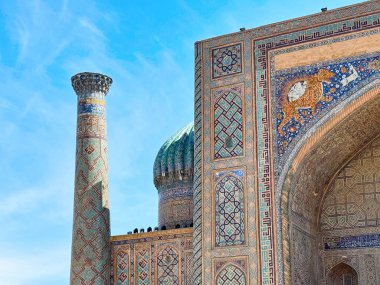 Özbekistan 'ın antik Semerkant kentinin kalbindeki eski bir halk meydanı olan Registan' daki camii