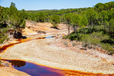 Rio Tinto nehri ve demir madenleri. Kırmızı renkli nehir bakır, yerde demir. Mars 'ta yaşam araştırmalarında kullanılan su..