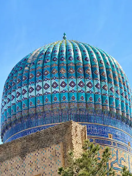 Samarkand Özbekistan 'da Timur' un en sevdiği eşine adanmış Bibi Khanum Camii 'nin kubbesi