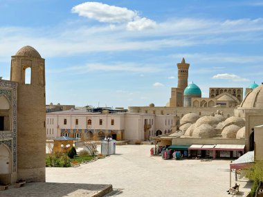 Buhara, Özbekistan Havacılık görüşü Kalan Minaret Emir ve Po-i-Kalan 'ın Alim Khan medresesi - İslami dini kompleksi.