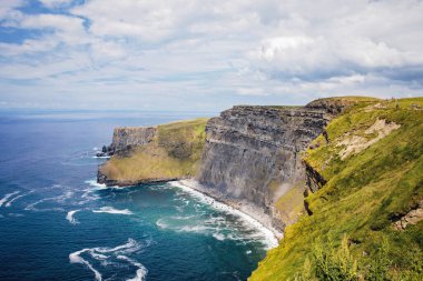 Muhteşem Moher Kayalıkları County Clare, İrlanda Burren bölgenin güneybatı kenarında bulunan deniz kayalıkları vardır. Vahşi Atlantik yolu.