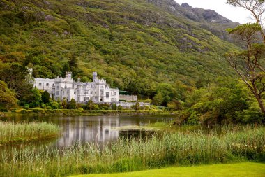 Connemara, County Galway, İrlanda, Avrupa su yansımaları ile Kylemore Abbey. Benedictine manastırı 1920 yılında Kylemore Kalesi'nin arazisinde kurulmuştur. Mainistir na Coille Moire.