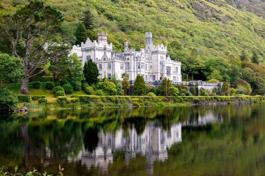 Connemara, County Galway, İrlanda, Avrupa su yansımaları ile Kylemore Abbey. Benedictine manastırı 1920 yılında Kylemore Kalesi'nin arazisinde kurulmuştur. Mainistir na Coille Moire.