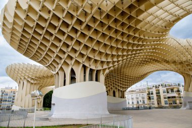 İspanya, Sevilla 'nın eski semtinde bulunan Metropol Şemsiyesi ahşap yapısı. İnsansız boş bir yer