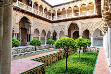 Endülüs 'te yaz mevsiminde Alcazar Seville Sarayı' nın içindeki güzel resmi halk bahçesi.