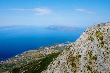 Hırvatistan 'ın Makarska Riviera kentinde güneşli yaz gününde manzara
