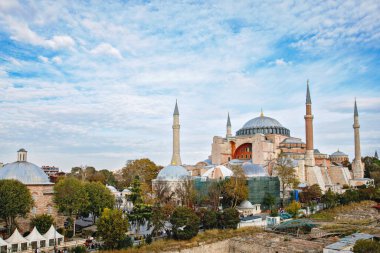 Ayasofya Müzesi, Ayasofya Sofya İstanbul 'da Sultan Ahmet parkında, Türkiye' de güzel bir sonbahar günü. Bizans mimarisi, şehir simgesi ve mimari dünyası harikası..