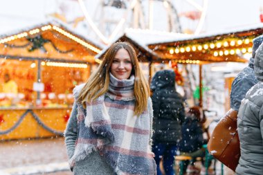 Eğleniyor geleneksel Alman Noeli piyasaya güçlü kar yağışı sırasında güzel genç kadın... Almanya, Dresden geleneksel aile Pazar keyfi mutlu adı ne? Kış giysileri içinde kadın gülüyor.