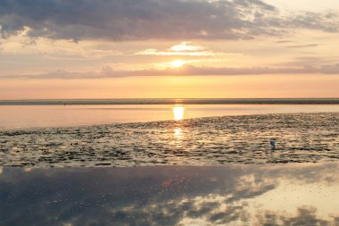 Wattenmeer, Kuzey Denizi, Almanya 'da çamur gelgiti. Nordsee, Watt günbatımında