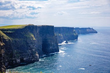 Muhteşem Moher Kayalıkları County Clare, İrlanda Burren bölgenin güneybatı kenarında bulunan deniz kayalıkları vardır. Vahşi Atlantik yolu.