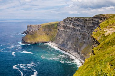 Muhteşem Moher Kayalıkları County Clare, İrlanda Burren bölgenin güneybatı kenarında bulunan deniz kayalıkları vardır. Vahşi Atlantik yolu.