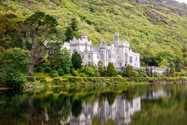 Connemara, County Galway, İrlanda, Avrupa su yansımaları ile Kylemore Abbey. Benedictine manastırı 1920 yılında Kylemore Kalesi'nin arazisinde kurulmuştur. Mainistir na Coille Moire.