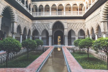 Endülüs 'te yaz mevsiminde Alcazar Seville Sarayı' nın içindeki güzel resmi halk bahçesi.