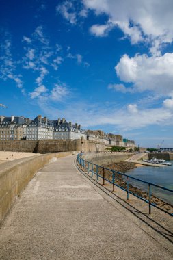 St. Malo, Fransa. Saint-Malo Ortaçağ korsan kalesi, St. Vincent Katedrali ve deniz feneri üzerinde yaz günü, Brittany.