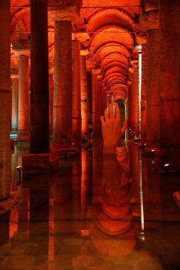 Bazilika Sarayı ya da Yerebatan Sarayi, İstanbul 'un altındaki antik yeraltı su deposu..