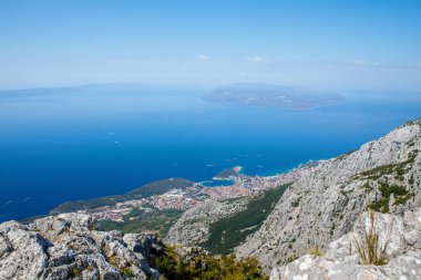 Hırvatistan 'ın Makarska Riviera kentinde güneşli yaz gününde manzara