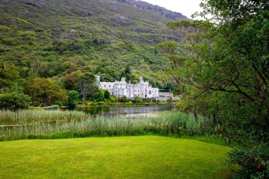 Connemara, County Galway, İrlanda, Avrupa su yansımaları ile Kylemore Abbey. Benedictine manastırı 1920 yılında Kylemore Kalesi'nin arazisinde kurulmuştur. Mainistir na Coille Moire.
