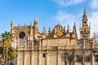 Sevilla Katedrali Sevilla Andalusia İspanya Kilisesi 'nin Giralda Kulesi güneşli bir günde