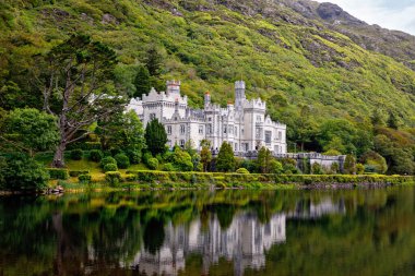Connemara, County Galway, İrlanda, Avrupa su yansımaları ile Kylemore Abbey. Benedictine manastırı 1920 yılında Kylemore Kalesi'nin arazisinde kurulmuştur. Mainistir na Coille Moire.