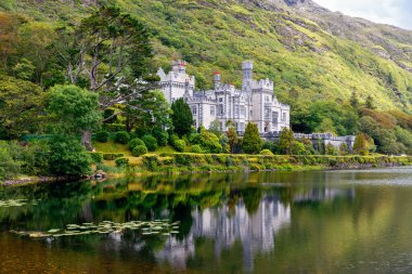 Connemara, County Galway, İrlanda, Avrupa su yansımaları ile Kylemore Abbey. Benedictine manastırı 1920 yılında Kylemore Kalesi'nin arazisinde kurulmuştur. Mainistir na Coille Moire.