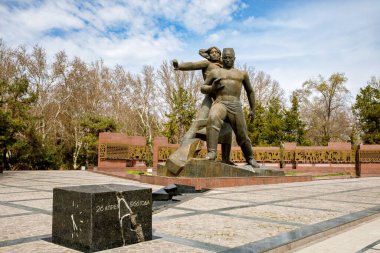 Taşkent, Özbekistan - 26 Mart 2024: 1966 depremci inşaatçılarının Taşkent 'i yeniden inşa etmelerine adanmış Anıt Cesareti. 26 Nisan 1966 tarihli Siyah Küp hakkındaki sözler
