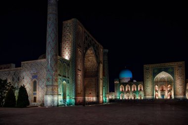Semerkant, Özbekistan 'daki renkli Registan Meydanı. Geceye and olsun;