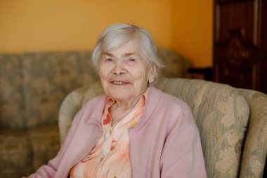 90 yıldır evde oturan son sınıf öğrencisi. İçerideki mutlu yaşlı kadının portresi..