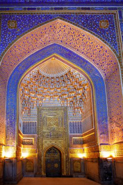 Özbekistan, Semerkant kaplı tavanlar Ta ki Kari Madrasa 'nın Sicil Meydanı Çevirisi: Kur' an-ı Kerim 'den yüce Allah' a aşk.