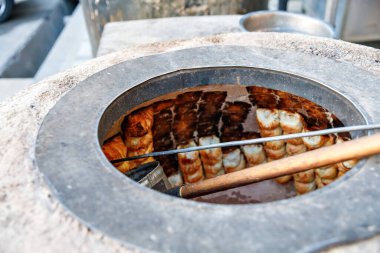 Özbek Samsa ya da Sambousak doğudaki et, peynir ya da sebze ile doldurulmuş yemeğin Semerkand ya da Buhara, Özbekistan 'daki sokak pazarında hazırlanması.