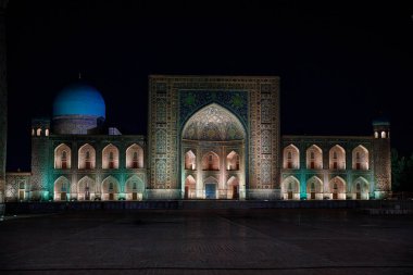 Semerkant, Özbekistan 'daki renkli Registan Meydanı. Geceye and olsun;