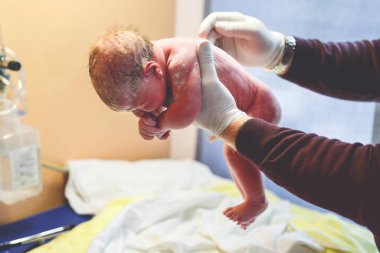 Yeni doğan çocuk saniye ve doğumdan sonra dakika. El ile yeni doğan bebek doktor. Sağlık ve çocuğun refleksleri tıbbi işaretleyiniz. Yeni hayata başlayan, sağlık,.