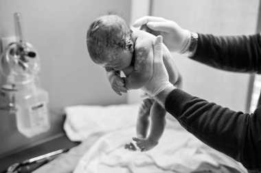 Yeni doğan çocuk saniye ve doğumdan sonra dakika. El ile yeni doğan bebek doktor. Sağlık ve çocuğun refleksleri tıbbi işaretleyiniz. Yeni hayata başlayan, sağlık,.