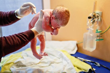 Yeni doğan çocuk saniye ve doğumdan sonra dakika. El ile yeni doğan bebek doktor. Sağlık ve çocuğun refleksleri tıbbi işaretleyiniz. Yeni hayata başlayan, sağlık,.