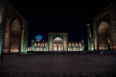 Semerkant, Özbekistan 'daki renkli Registan Meydanı. Geceye and olsun;
