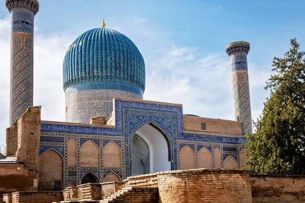 Özbekistan, Semerkand 'daki güzel Gur-e-Amir mozolesi. Güneşli bir günde dış görünüş. Guri Amir.