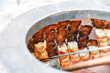 Özbek Samsa ya da Sambousak doğudaki et, peynir ya da sebze ile doldurulmuş yemeğin Semerkand ya da Buhara, Özbekistan 'daki sokak pazarında hazırlanması.