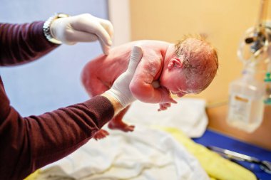 Yeni doğan çocuk saniye ve doğumdan sonra dakika. El ile yeni doğan bebek doktor. Sağlık ve çocuğun refleksleri tıbbi işaretleyiniz. Yeni hayata başlayan, sağlık,.