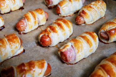 Peynirli taze sosis ve hamur işi..