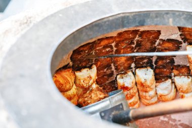 Özbek Samsa ya da Sambousak doğudaki et, peynir ya da sebze ile doldurulmuş yemeğin Semerkand ya da Buhara, Özbekistan 'daki sokak pazarında hazırlanması.