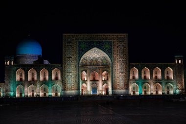 Semerkant, Özbekistan 'daki renkli Registan Meydanı. Gece Samarqand. Eski Arapça 'da Tanrı duvarlarda büyüktür..