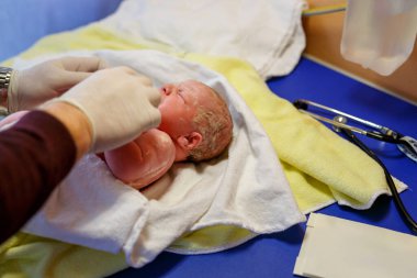 Yeni doğan çocuk saniye ve doğumdan sonra dakika. El ile yeni doğan bebek doktor. Sağlık ve çocuğun refleksleri tıbbi işaretleyiniz. Yeni hayata başlayan, sağlık,.