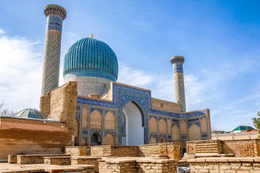 Özbekistan, Semerkand 'daki güzel Gur-e-Amir mozolesi. Güneşli bir günde dış görünüş. Guri Amir. Eski Arapça 'da Tanrı duvarlarda büyüktür..